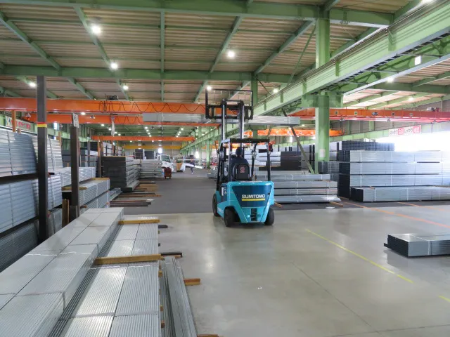 株式会社KMC 大阪工場 フォークリフト作業風景